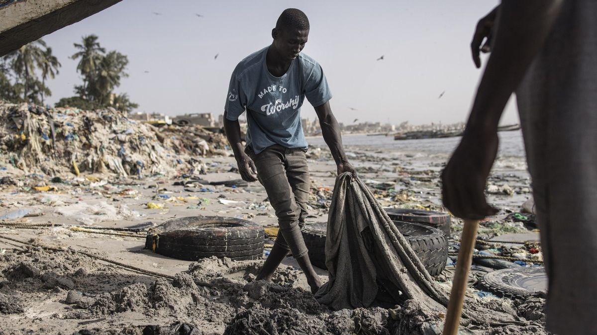 Fotky: Pohádkové pláže dusí plastový odpad a průmyslová odpadní voda